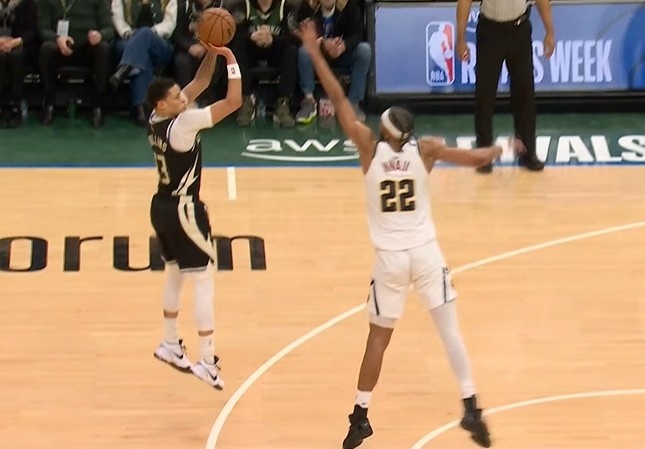 世界杯比赛集锦-悬念再起！雄鹿5分钟轰出20-4攻击波 追到仅差2分